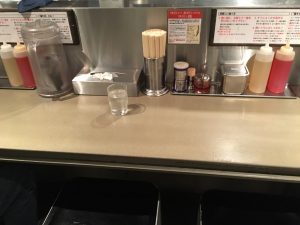 【池袋駅】自分好みの味を楽んで！実はヘルシーなやみつき油そば「東京油組総本店 池袋東組」のカウンター