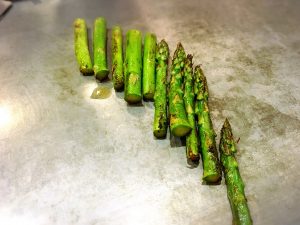 【大塚駅】あと一踏ん張り？寒々しい店内が少しさみしいお好み焼き・もんじゃ焼き｢三陽亭｣のアスパラ焼き