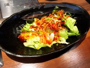 【池袋駅】学生人気高め！韓国料理1,980円食べ放題の激安！「トンチュヤ 池袋東口店」の日替わりサラダ