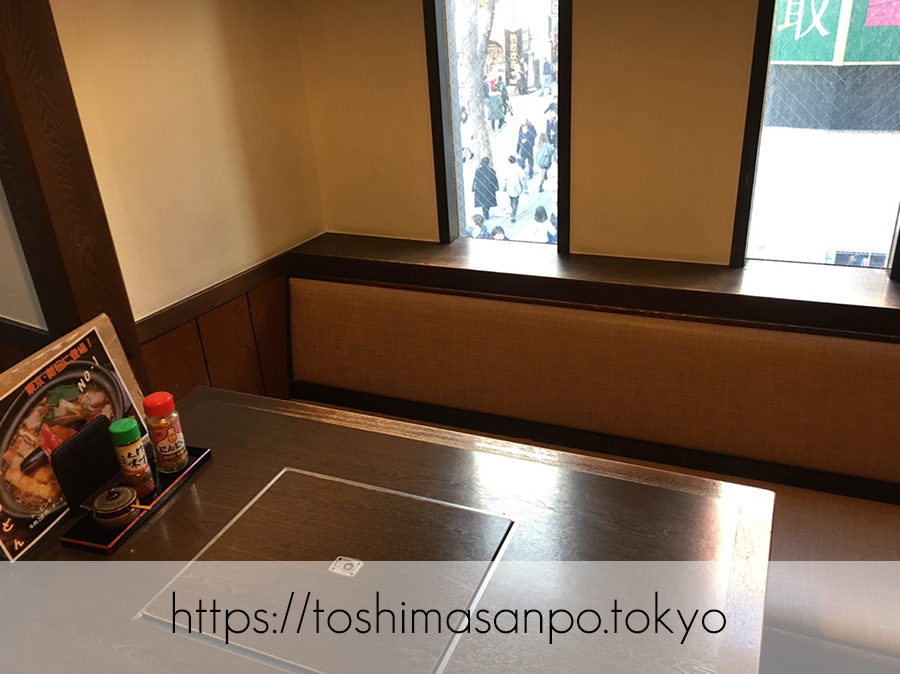【新宿駅】ツルツルうどん美味しい！老舗サラダうどん発祥の「三国一」のテーブル