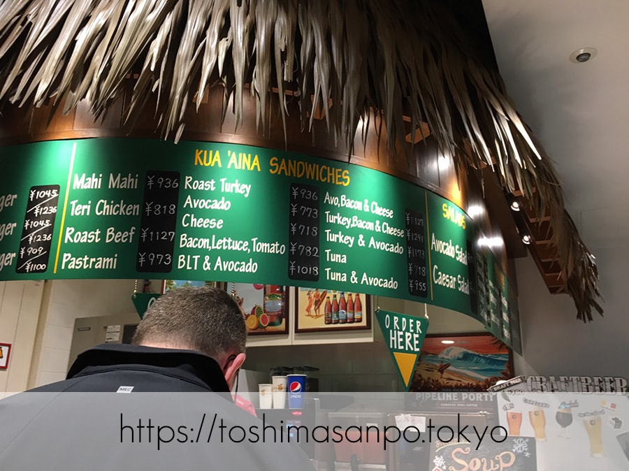 【池袋駅】早速食べ比べハワイのハンバーガー「KUA`AINA クア・アイナ」のレジ上