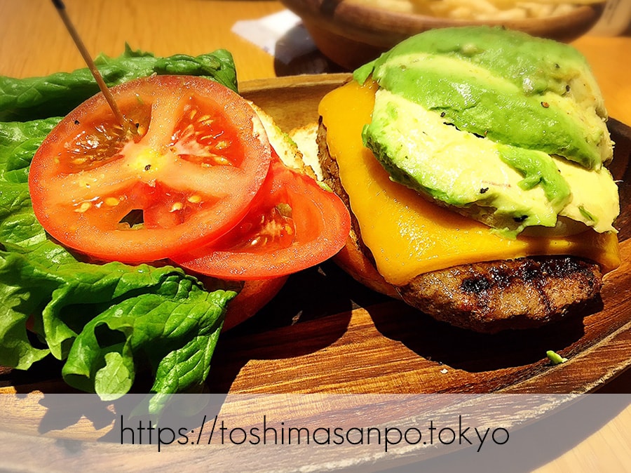 【池袋駅】早速食べ比べハワイのハンバーガー「KUA`AINA クア・アイナ」の厚切りチェダーアボカドバーガー
