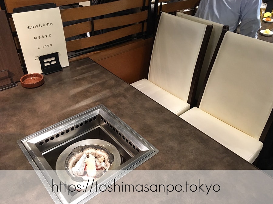 【大塚駅】昭和34年創業の老舗焼肉店はやっぱりすごかった。「山水園」のテーブル