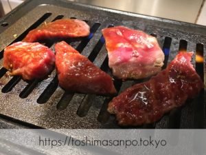 【大塚駅】なに！？焼肉食べ放題が1,800円だって！肉食ホイホイの「ファストヤキニクダブル大塚店」の食べ放題のごちゃ混ぜ牛肉を焼く